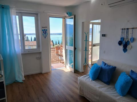 Balcony/Terrace, Living room, Lake view