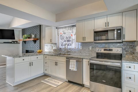 Renovated Townhome with Garage, 12 Mi to St Louis House in Belleville