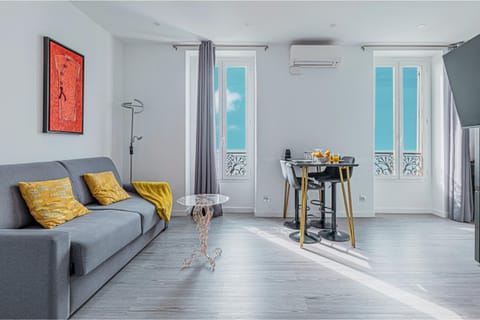 Living room, Sea view, internet, air conditioner