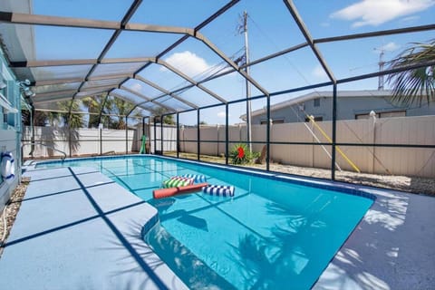 Sonnenhaus! 2 Blocks from Beach Access! House in North Redington Beach