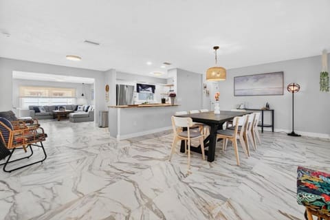 Sonnenhaus! 2 Blocks from Beach Access! House in North Redington Beach