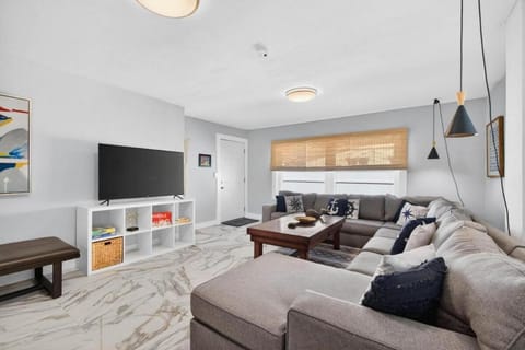 Sonnenhaus! 2 Blocks from Beach Access! House in North Redington Beach