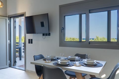 Communal lounge/ TV room, TV and multimedia, Seating area, Dining area