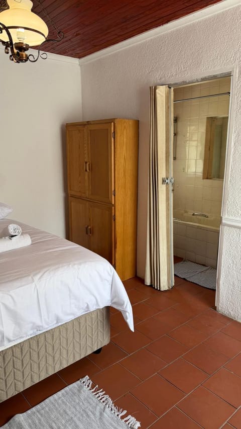Property building, Bed, Bathroom, Bedroom, bidet
