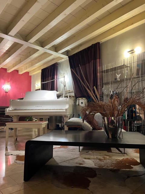 Bed, Living room, Photo of the whole room, Seating area, Bedroom