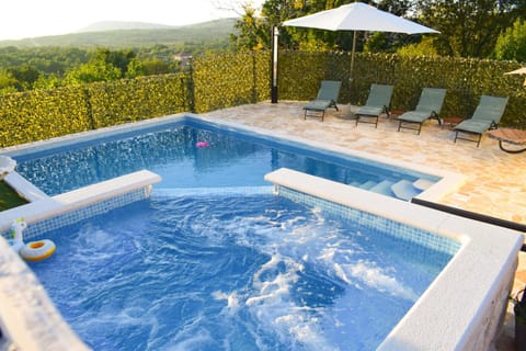 Day, Natural landscape, Hot Tub, Mountain view, Pool view, Swimming pool, sunbed