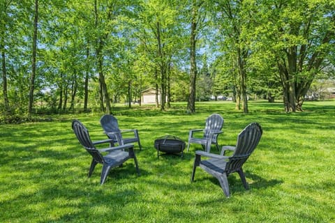 Lakewood Luxury - Pool - Hot Tub - Walk to Town - Family Friendly House in Fennville