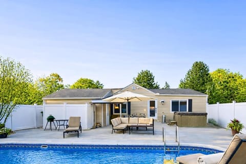 Lakewood Luxury - Pool - Hot Tub - Walk to Town - Family Friendly House in Fennville