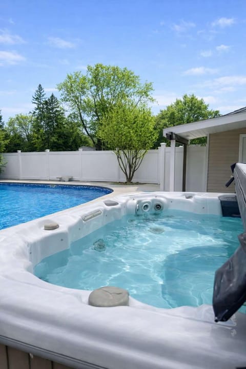 Lakewood Luxury - Pool - Hot Tub - Walk to Town - Family Friendly House in Fennville