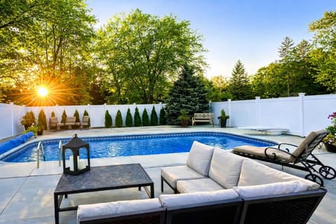 Lakewood Luxury - Pool - Hot Tub - Walk to Town - Family Friendly House in Fennville