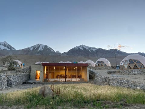 Property building, Restaurant/places to eat, Day, Natural landscape, Lake view, Lake view, Landmark view, Mountain view