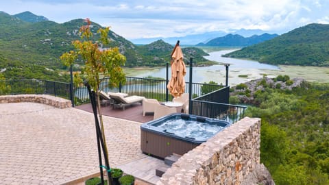 Hot Tub, Lake view, Mountain view