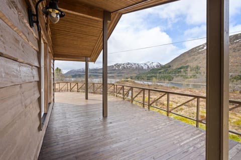 Hytte med peis utsikt & lakseelv rett nedenfor! House in Nordland, Norway