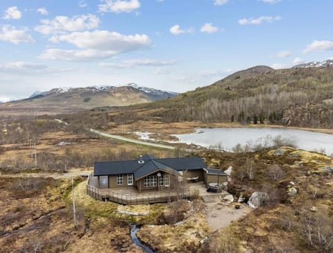 Hytte med peis utsikt & lakseelv rett nedenfor! House in Nordland, Norway