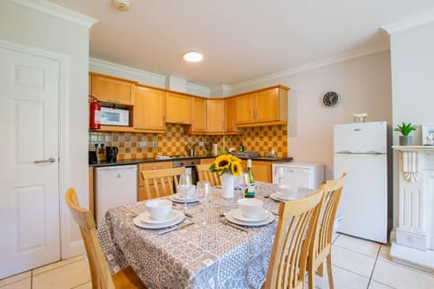 Kitchen or kitchenette, Dining area, oven