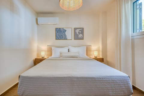 Bed, Photo of the whole room, Bedroom, air conditioner