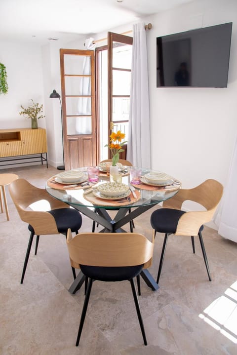TV and multimedia, Living room, Seating area, Dining area, Evening entertainment