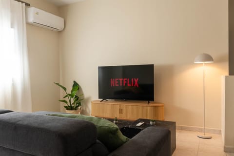 Communal lounge/ TV room, TV and multimedia, Living room, Seating area, Evening entertainment, air conditioner