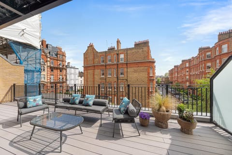 View (from property/room), Balcony/Terrace, Living room, Seating area, City view