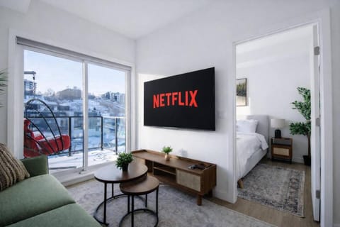 TV and multimedia, Living room, Photo of the whole room, Seating area, Evening entertainment