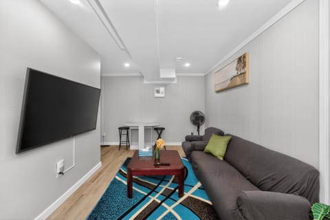 Communal lounge/ TV room, TV and multimedia, Living room, Seating area, Evening entertainment