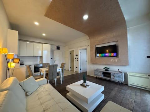 Communal lounge/ TV room, TV and multimedia, Kitchen or kitchenette, Living room, Seating area, Evening entertainment, minibar