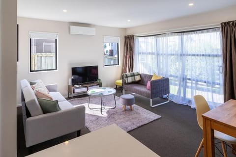 Communal lounge/ TV room, TV and multimedia, Living room, Seating area, Evening entertainment, air conditioner