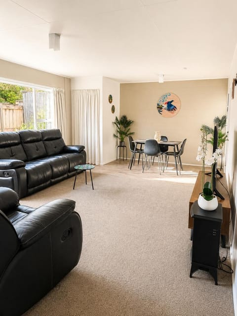 Living room, Seating area, Dining area, Entertainment