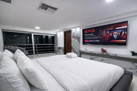 Bed, TV and multimedia, Decorative detail, Evening entertainment, towels, air conditioner
