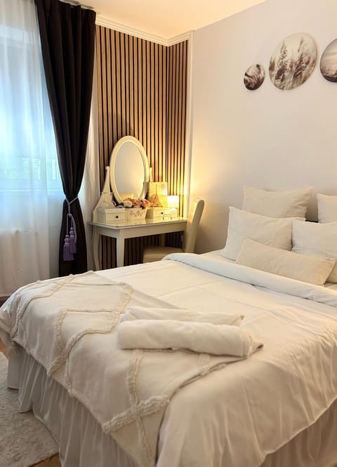 Bed, Photo of the whole room, Business facilities, Decorative detail, Bedroom, Garden view, Garden view, young children, older children, cot, Parking, internet, pet friendly, wardrobe