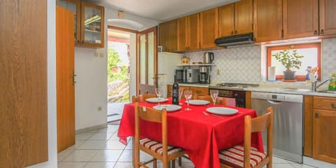 Coffee/tea facilities, Dining area, dishwasher, microwave
