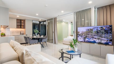TV and multimedia, Living room, Seating area, Dining area