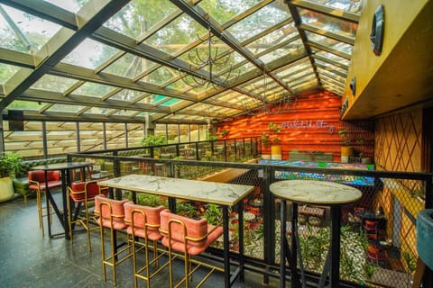 Restaurant/places to eat, Lounge or bar