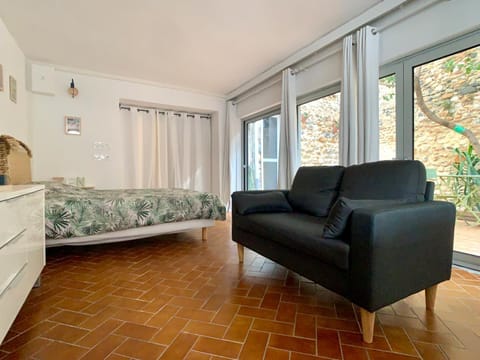 Bed, Seating area
