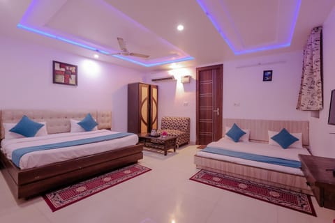Bed, Living room, Photo of the whole room, Seating area, air conditioner