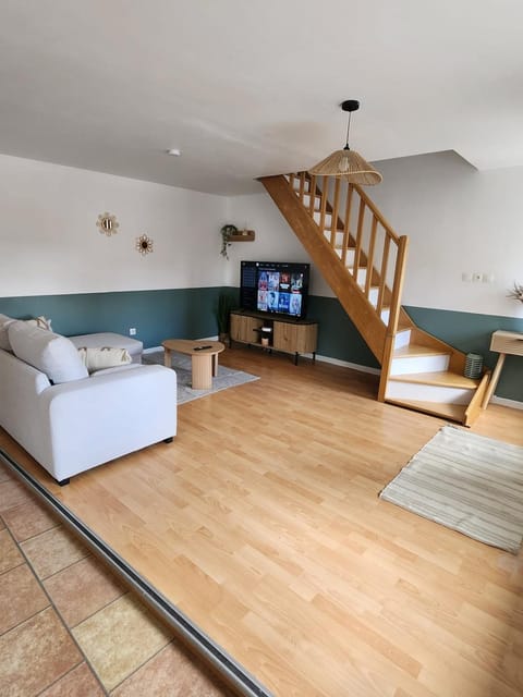 Bed, TV and multimedia, Living room, Seating area