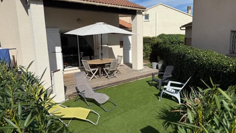 Property building, Patio, Garden, Garden view, sunbed