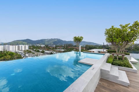 Day, Natural landscape, Mountain view, Swimming pool, sunbed