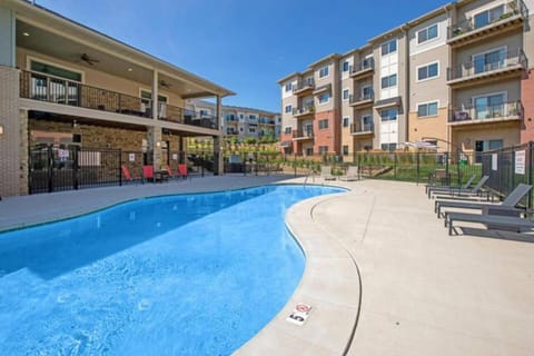 2 bedroom near Jordan Creek mall, Top Golf, DMU Apartment in West Des Moines