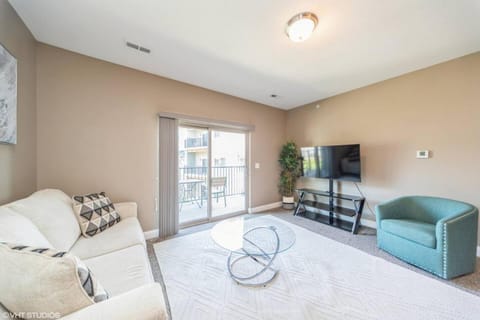 2 bedroom near Jordan Creek mall, Top Golf, DMU Apartment in West Des Moines