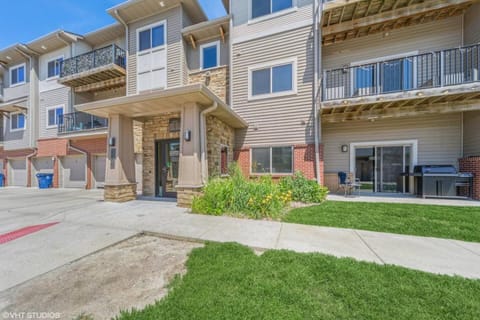 2 bedroom near Jordan Creek mall, Top Golf, DMU Apartment in West Des Moines