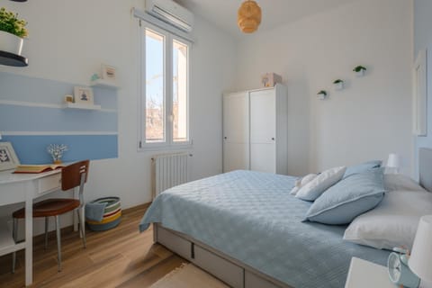Photo of the whole room, Bedroom, furniture, heating, air conditioner