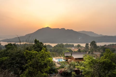 Property building, Facade/entrance, Natural landscape, Lake view, Mountain view, River view, Sunrise, Sunset