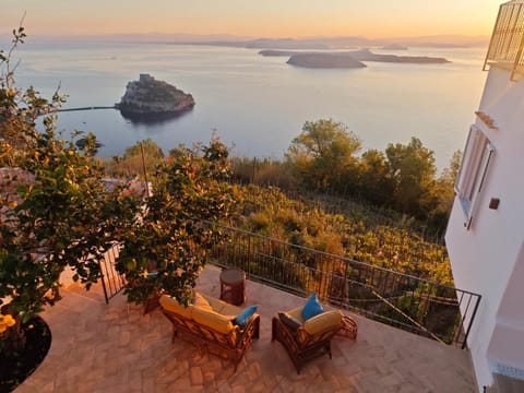 Property building, View (from property/room), Balcony/Terrace, City view, Garden view, Landmark view, Sea view