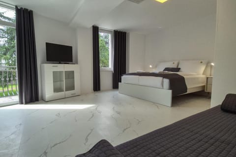 Bed, TV and multimedia, Decorative detail, Seating area, Bedroom, heating, air conditioner