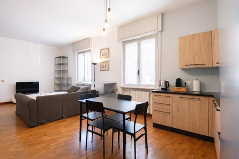 TV and multimedia, Coffee/tea facilities, Kitchen or kitchenette, Living room, Seating area, Dining area, stove