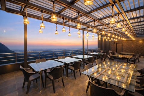 Restaurant/places to eat, View (from property/room), Mountain view