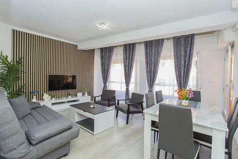 Communal lounge/ TV room, TV and multimedia, Living room, Dining area