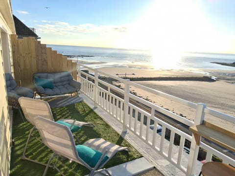 Natural landscape, View (from property/room), Balcony/Terrace, Balcony/Terrace, Living room, Seating area, Beach, Sea view, sunbed