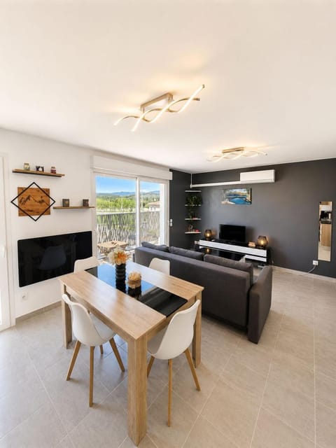 Living room, Seating area, Dining area